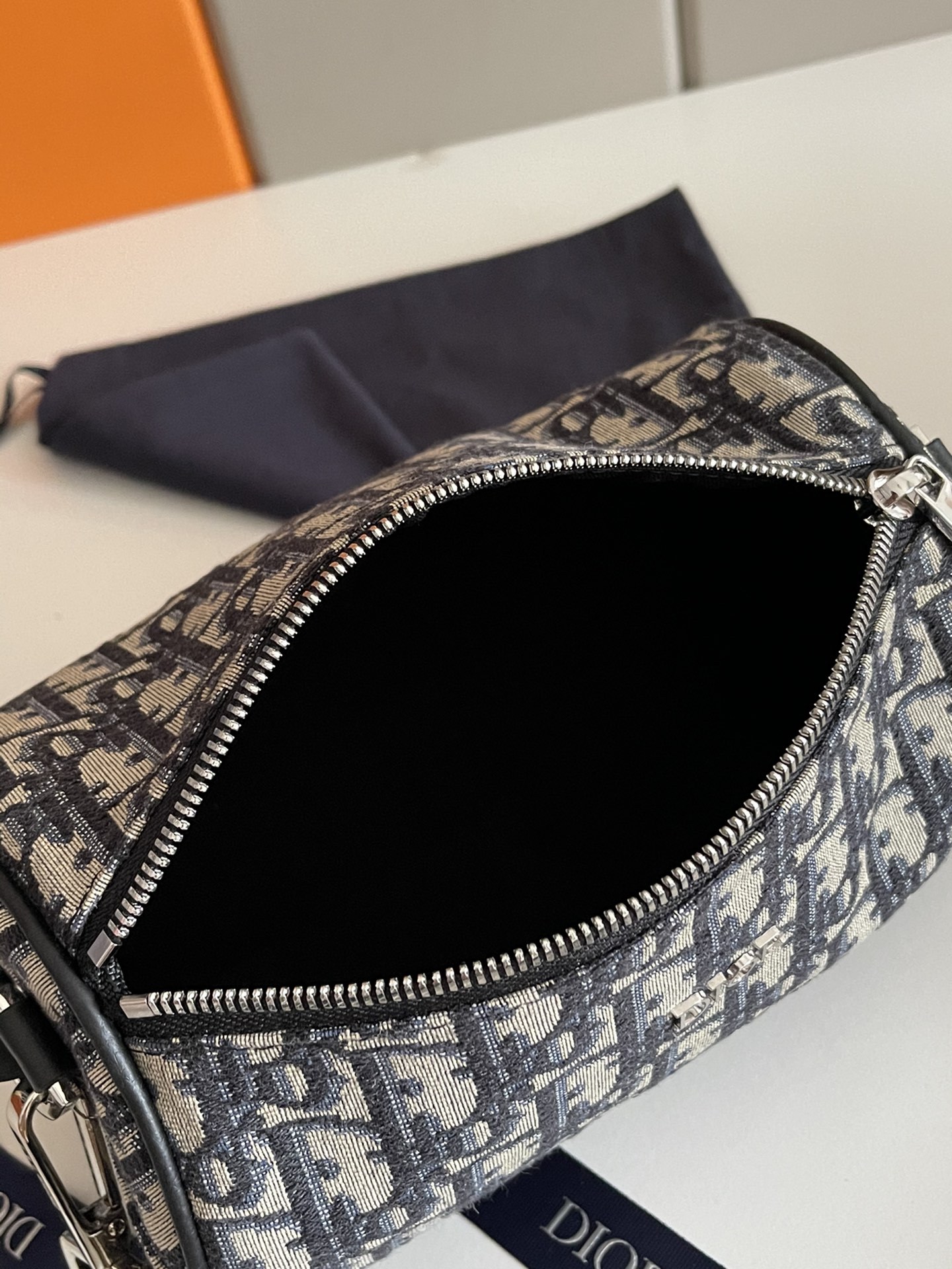 ディオール「Dior」Oblique Roller Bag ハンドバッグ