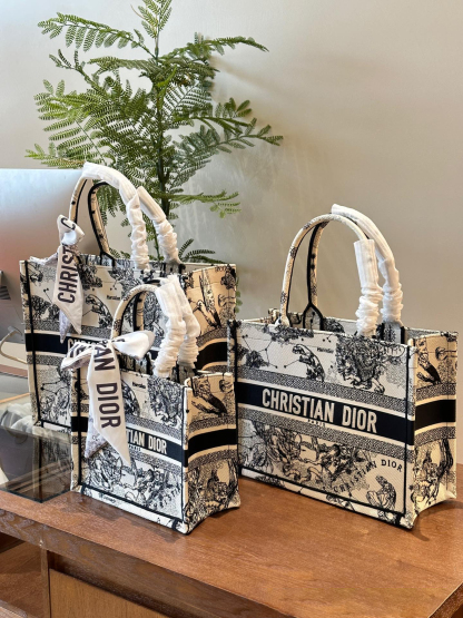 ディオール Dior Book Tote バッグ スモール、ミディアム、ラージの3つのサイズ