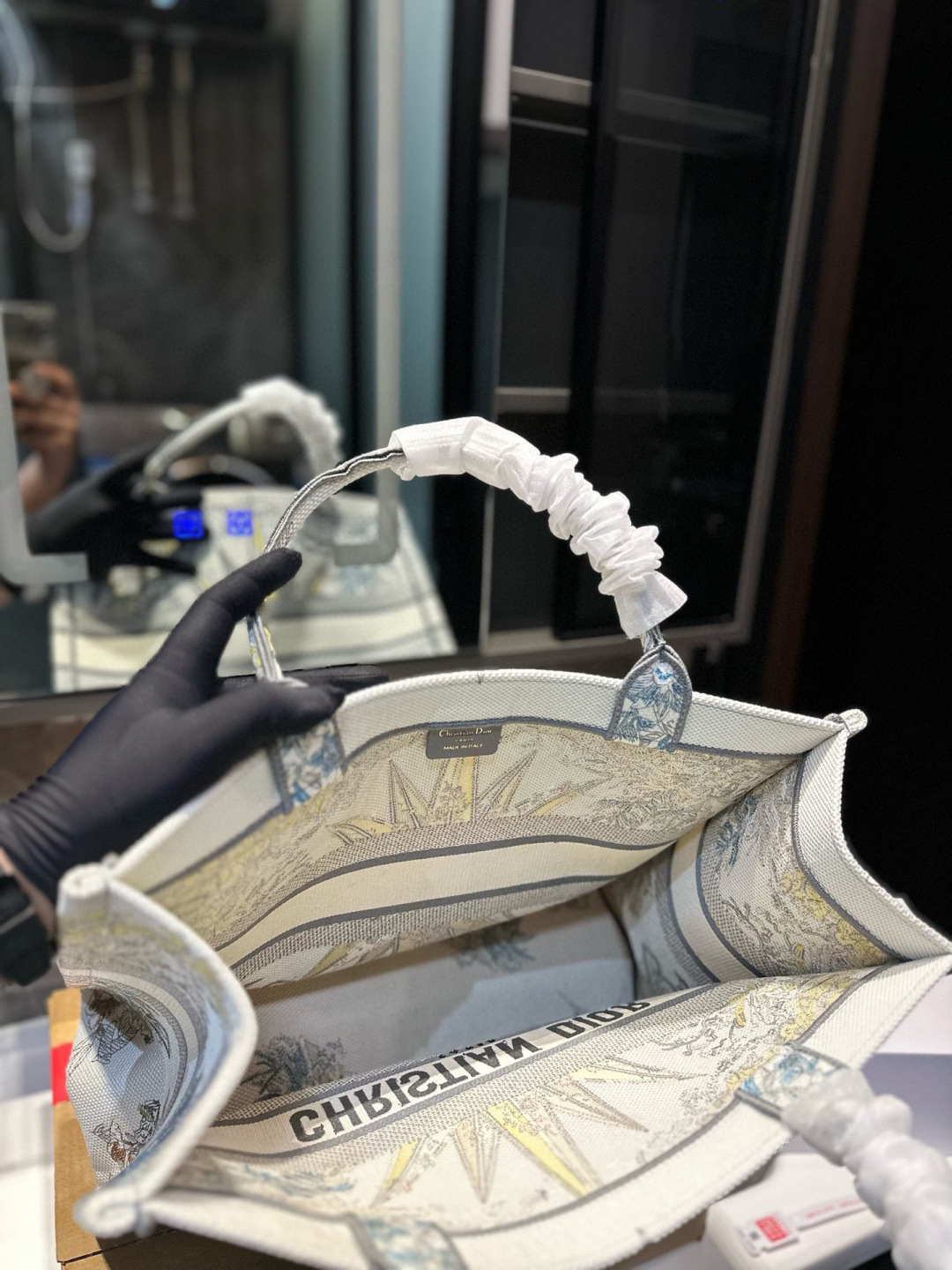 ディオール Dior Book Tote バッグ スモール、ミディアム、ラージの3つのサイズ