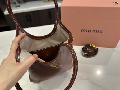 ミュウミュウ「Miu Miu」ラミー アイビートートバッグ コンパクトスリムシルエット