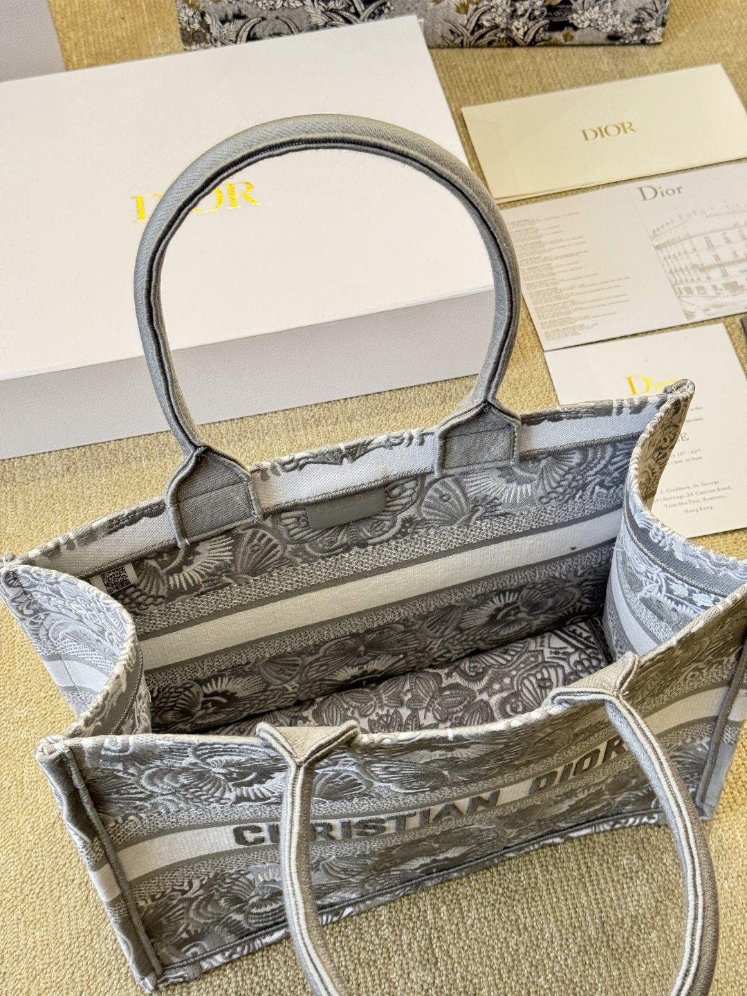 ディオール Dior Book Tote バッグ スモール、ミディアム、ラージの3つのサイズ