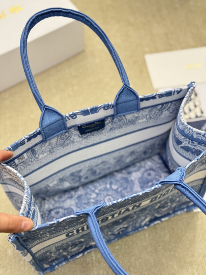 ディオール Dior Book Tote バッグ スモール、ミディアム、ラージの3つのサイズ