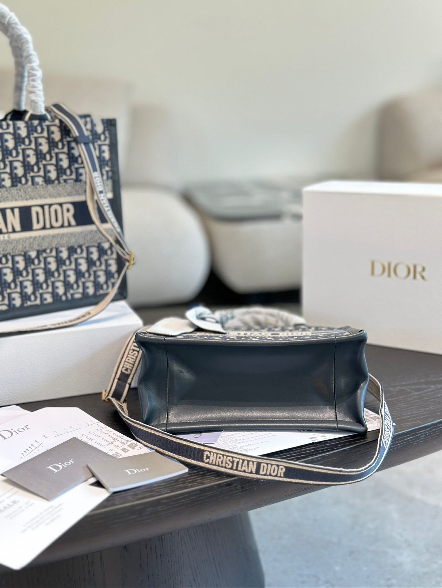 ディオール Dior Book Tote バッグ スモール、ミディアムの2つのサイズ