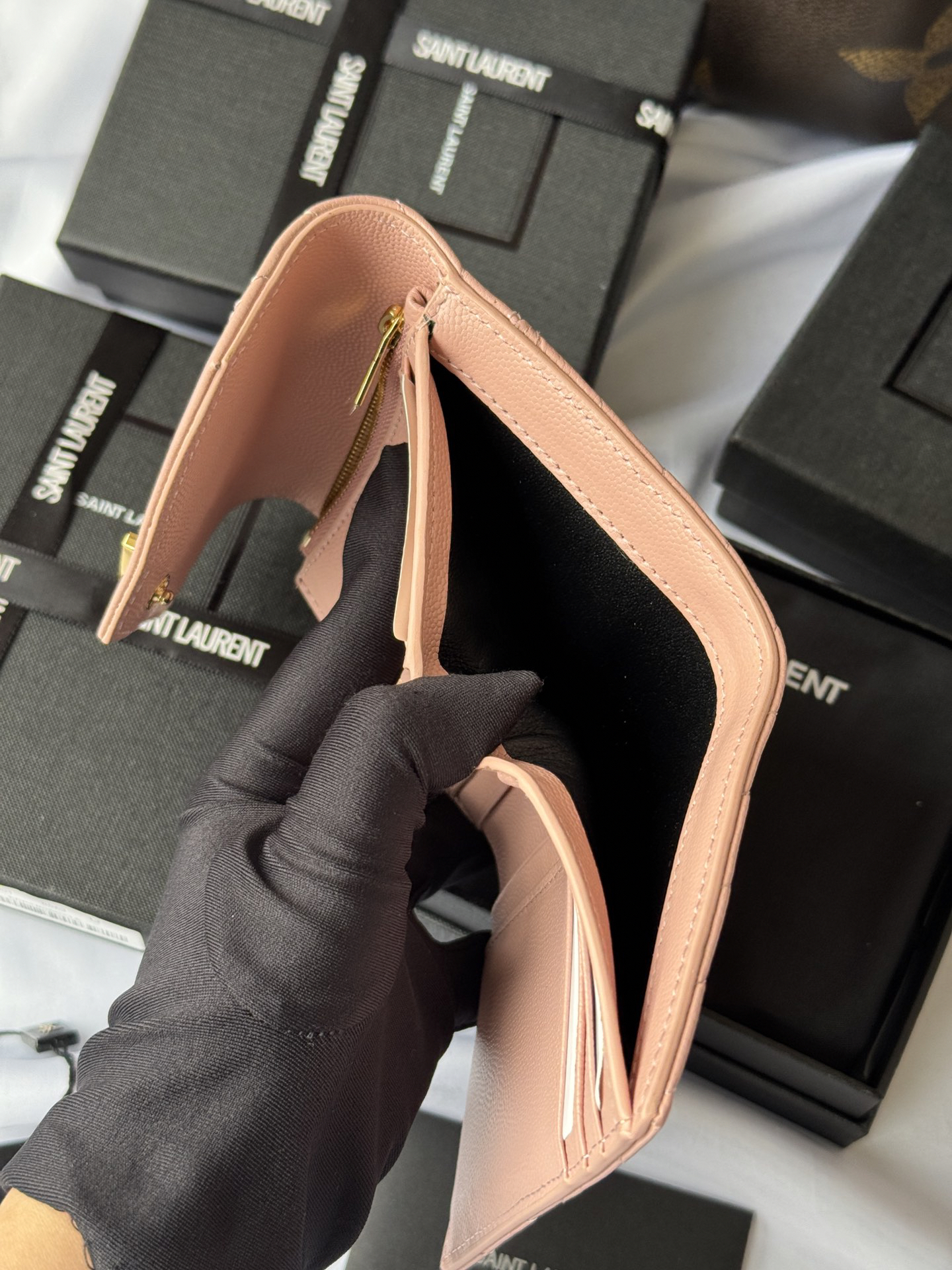 サンローラン「Saint Laurent」CASSANDRE MATELASSÉ 三つ折り財布