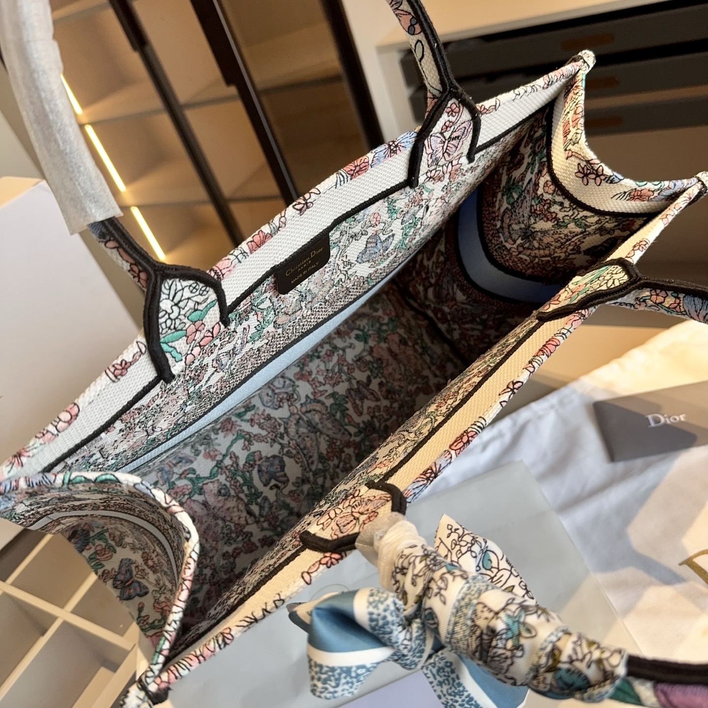 ディオール Dior Book Tote バッグ スモール、ミディアム、ラージの3つのサイズ