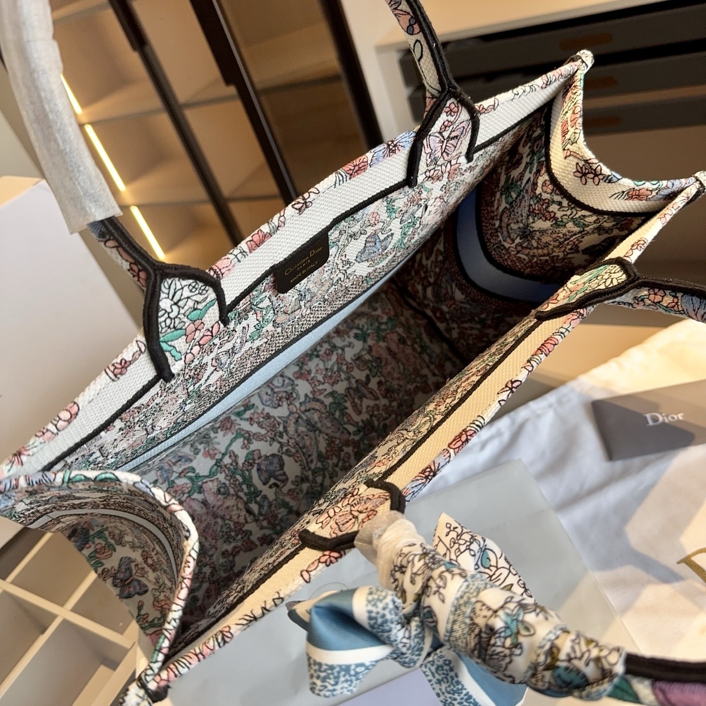 ディオール Dior Book Tote バッグ スモール、ミディアム、ラージの3つのサイズ