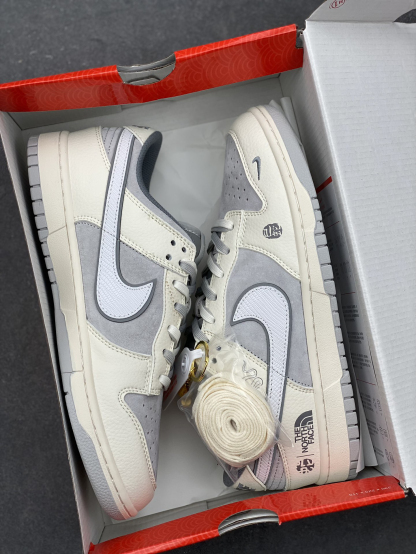 「コラボモデル」The North Face x Nike SB Dunk Low スネークイヤー エディション 'White Grey' ダブルシューレース スニーカー