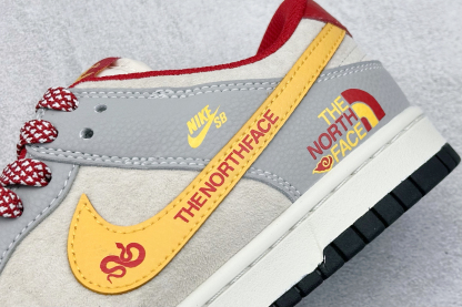 「コラボモデル」The North Face x Nike SB Dunk Low スネークイヤー エディション 'Beige Grey Red' スターライト スニーカー