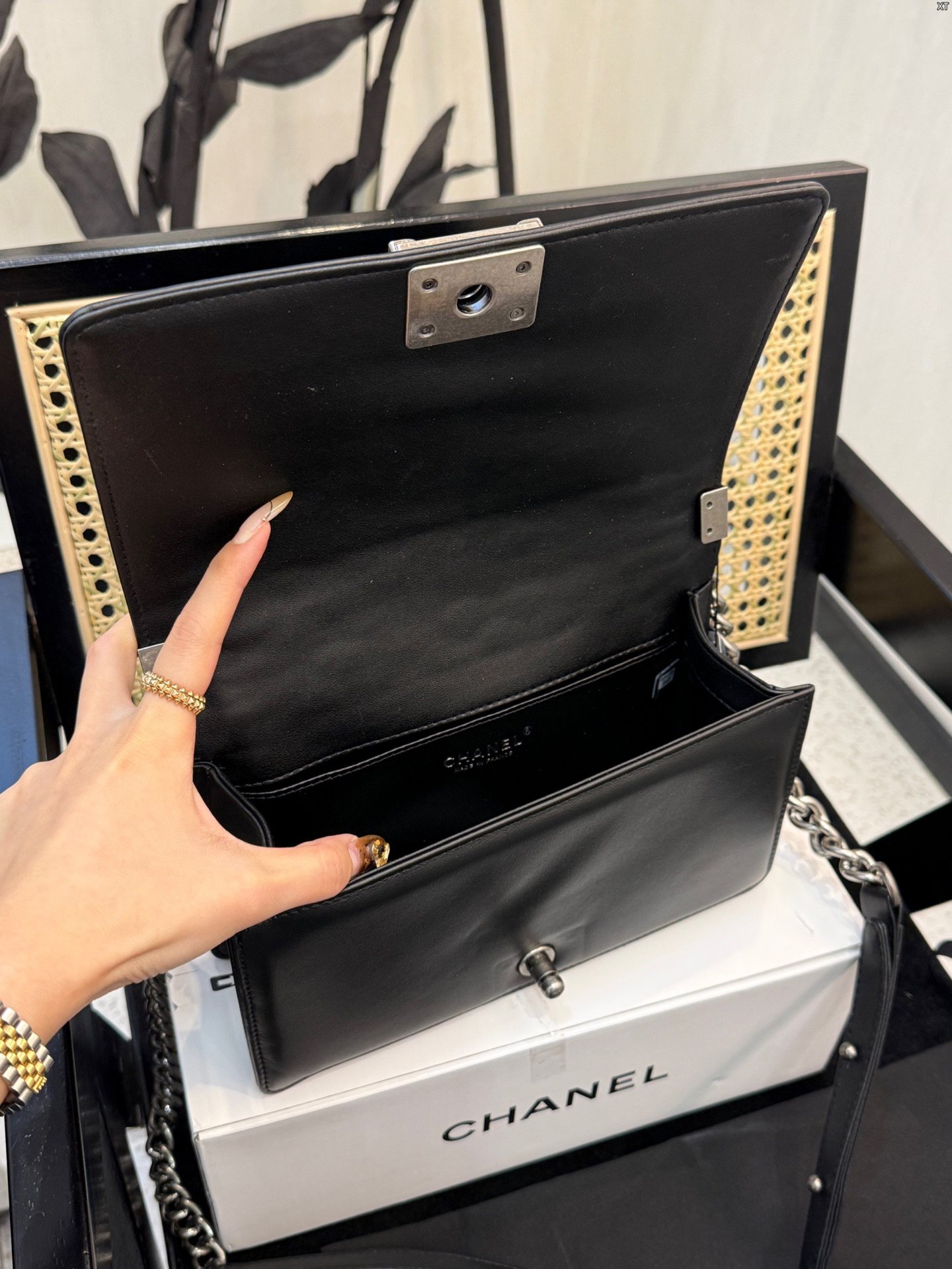 シャネル「Chanel」LE BOY ハンドバッグ 2色-ISETAN PRESTIGE CURATED