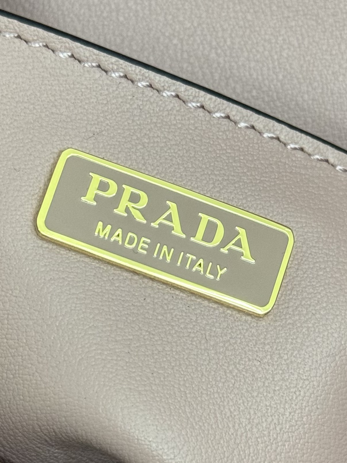 プラダ「Prada」 キャビンクルー ミニバッグ レザー ハンドバッグ