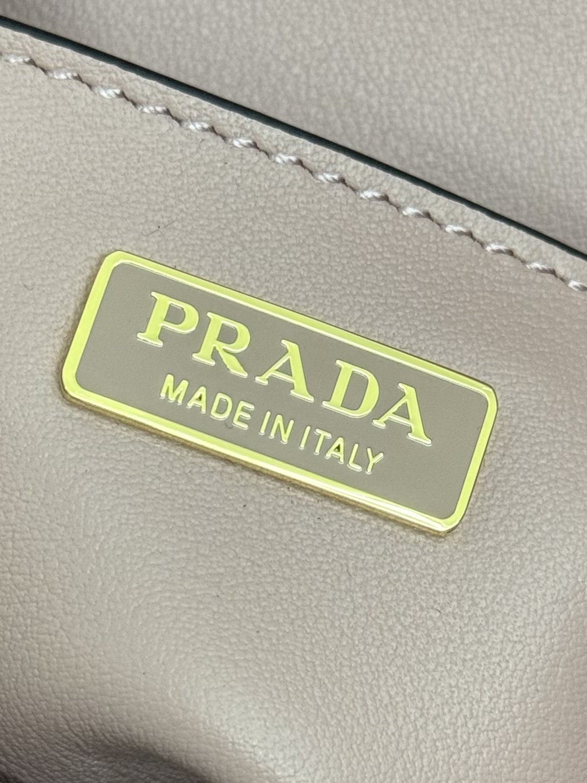 プラダ「Prada」 キャビンクルー ミニバッグ レザー ハンドバッグ