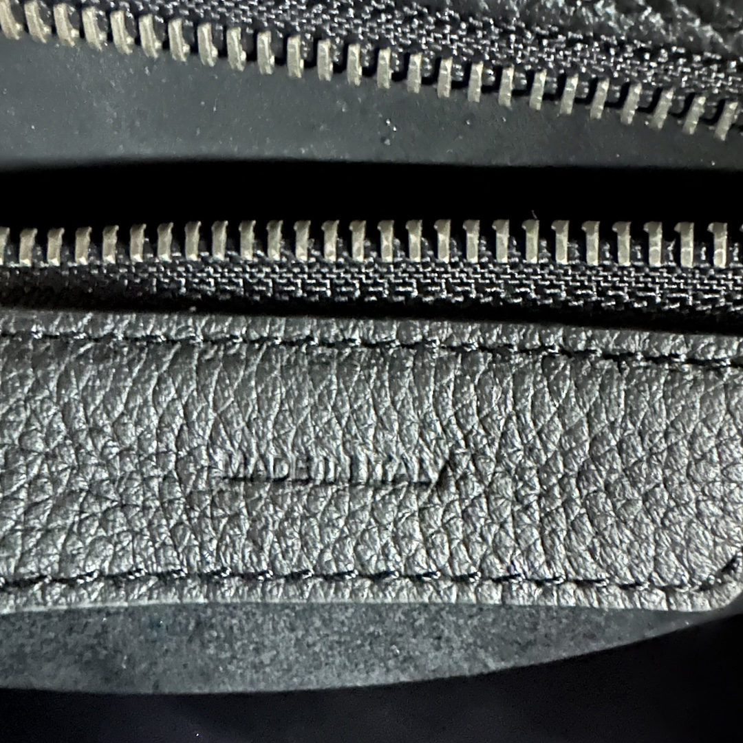 セリーヌ「Celine」Luggage ダイヤモンド柄笑顔バッグ