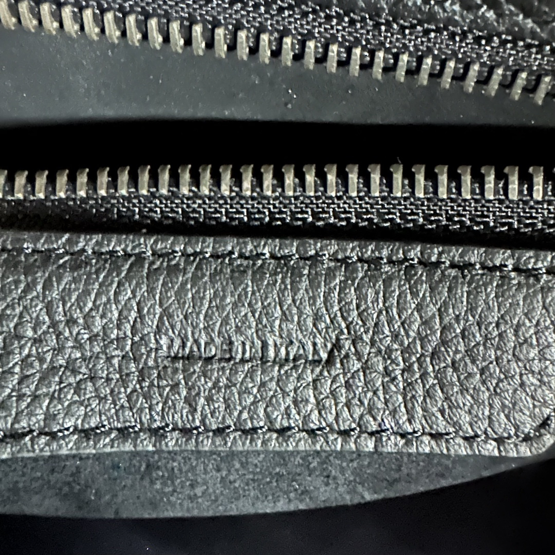 セリーヌ「Celine」Luggage ダイヤモンド柄笑顔バッグ