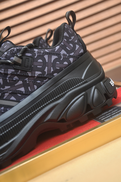 バーバリー「Burberry」 HouseCheck ハウスチェック レザーアーサー ローカットスニーカー