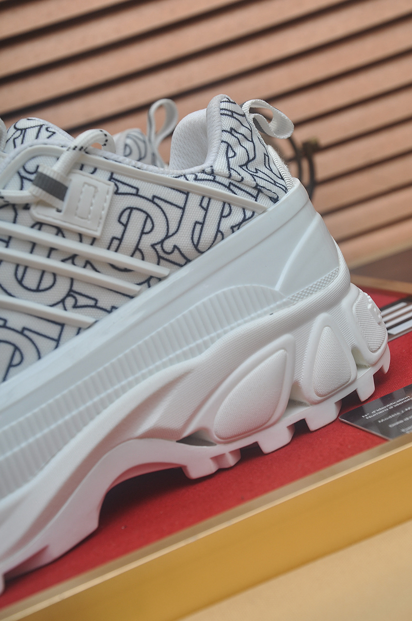 バーバリー「Burberry」バーバリークラシックグレンチェック レザーコートチェック クラシックローファイ スニーカー