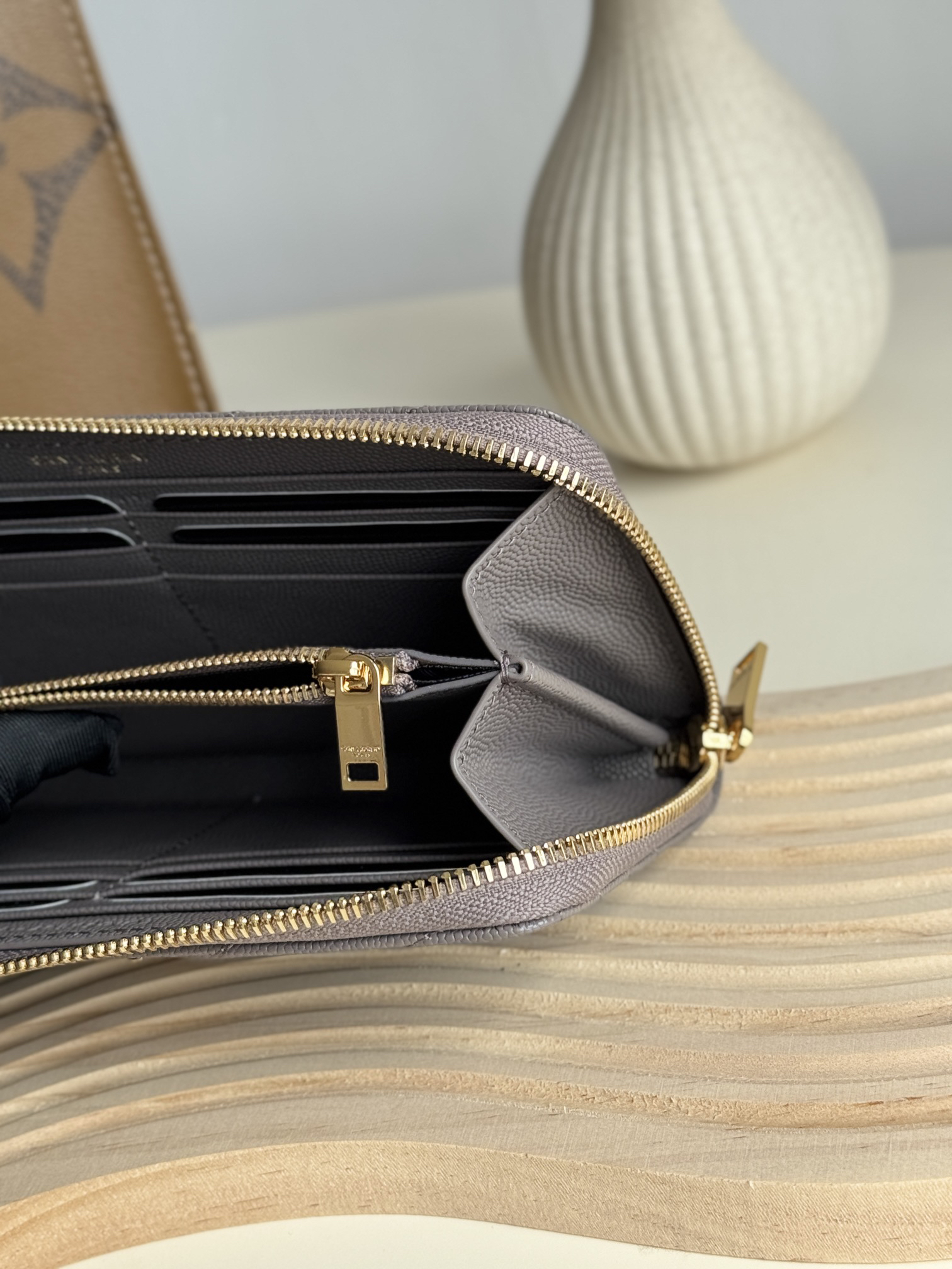 モノグラム・サンローラン「Saint Laurent」フルジップウォレット（グレインパウダーテクスチャー キルティングレザー）