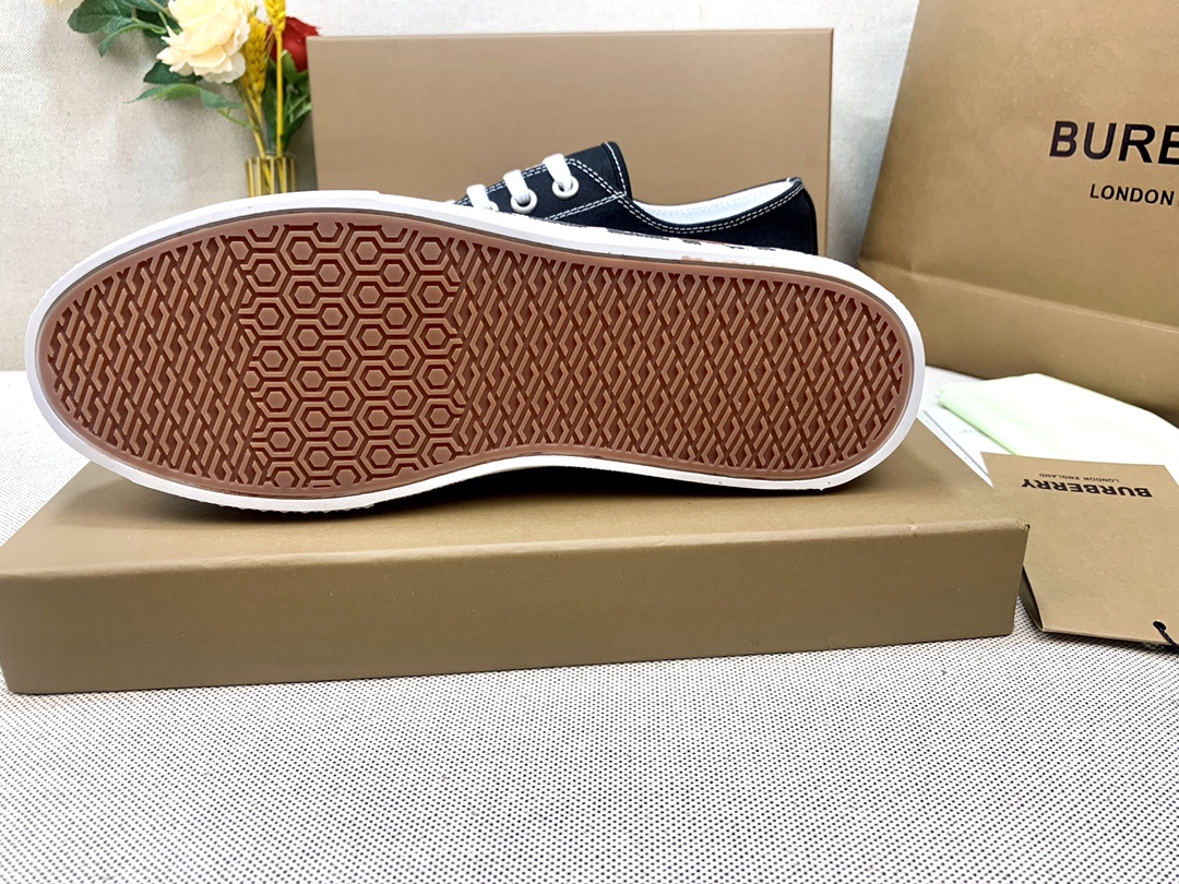 バーバリー「Burberry」メンズクラシックローカットスニーカー