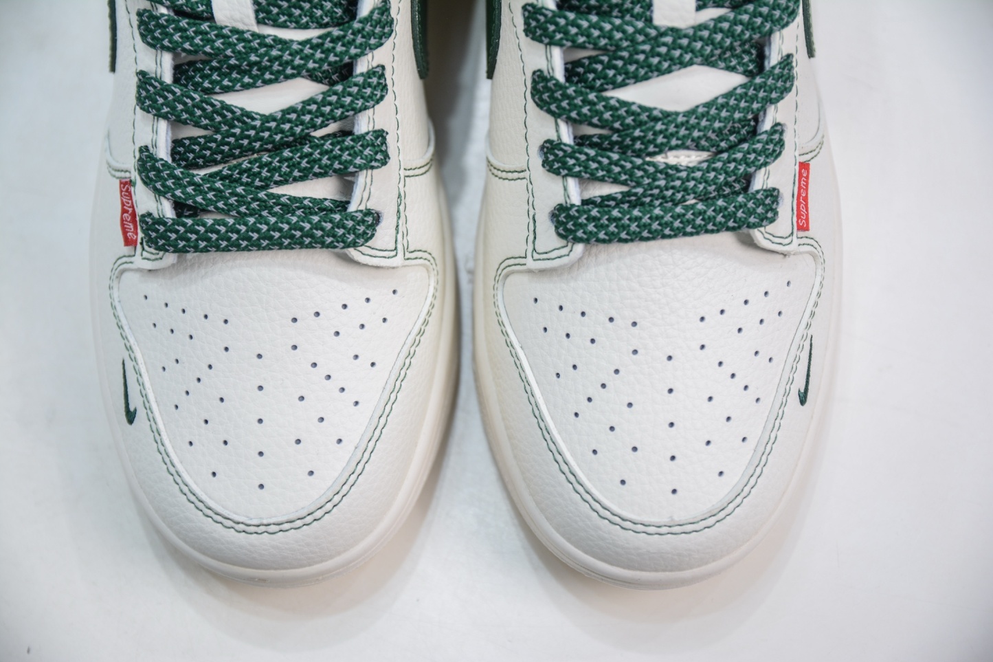 「コラボモデル」Supreme x Nike SB Dunk Low スニーカー