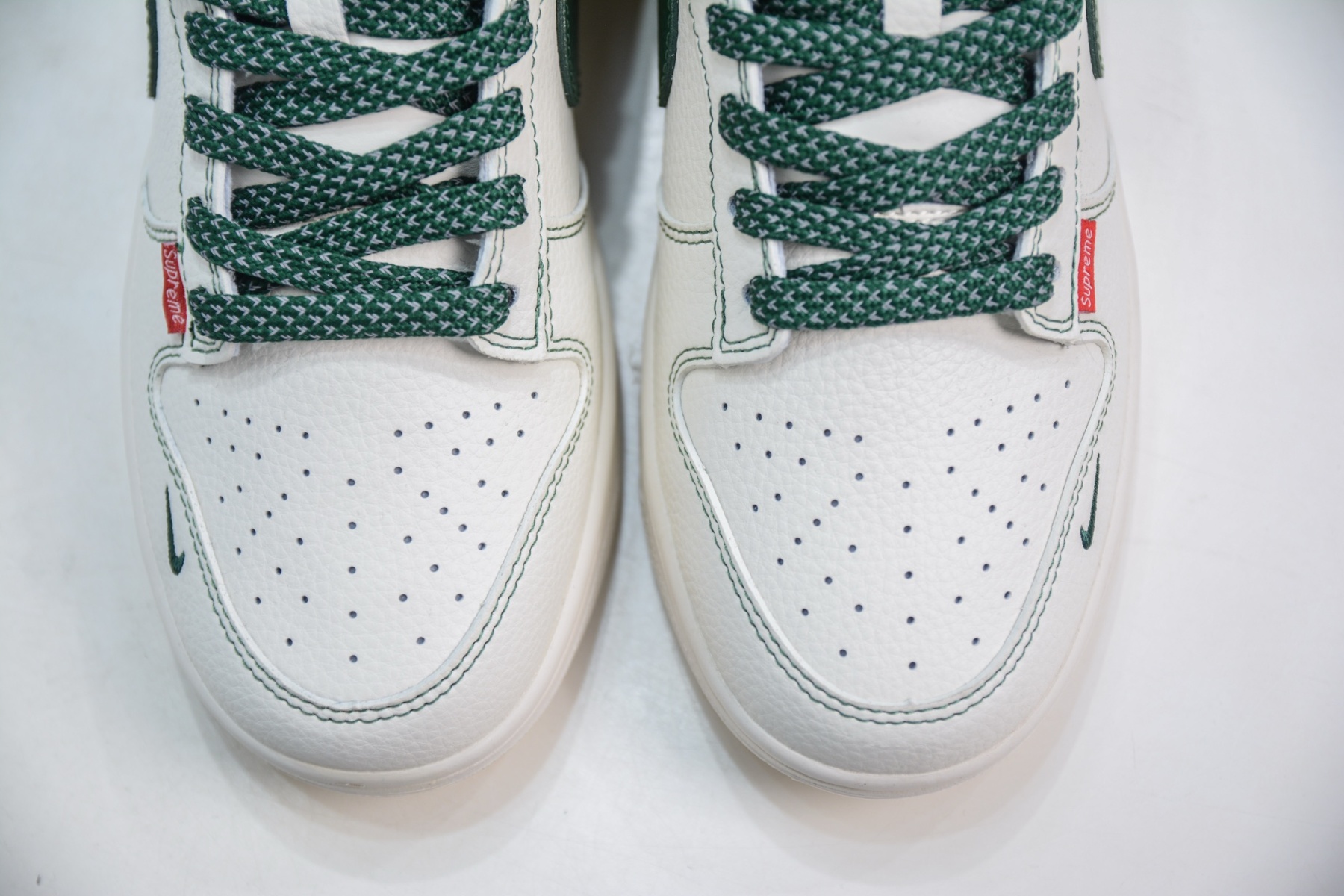 「コラボモデル」Supreme x Nike SB Dunk Low スニーカー