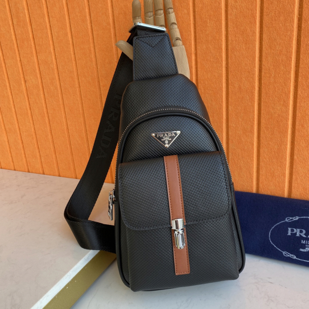 プラダ「Prada」エッセンシャル メンズ チェストバッグ