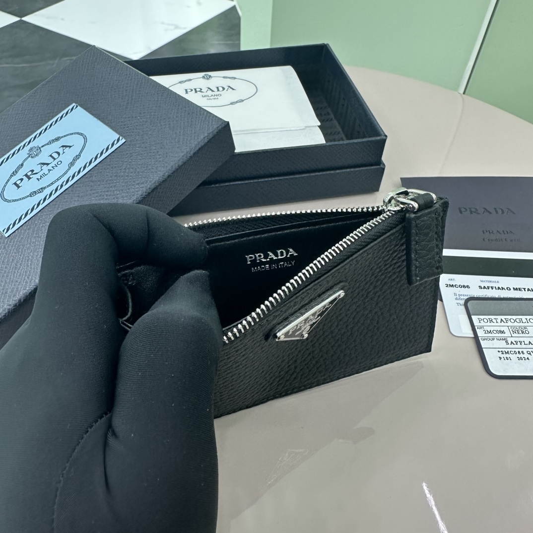 プラダ「Prada」レザーカードケース