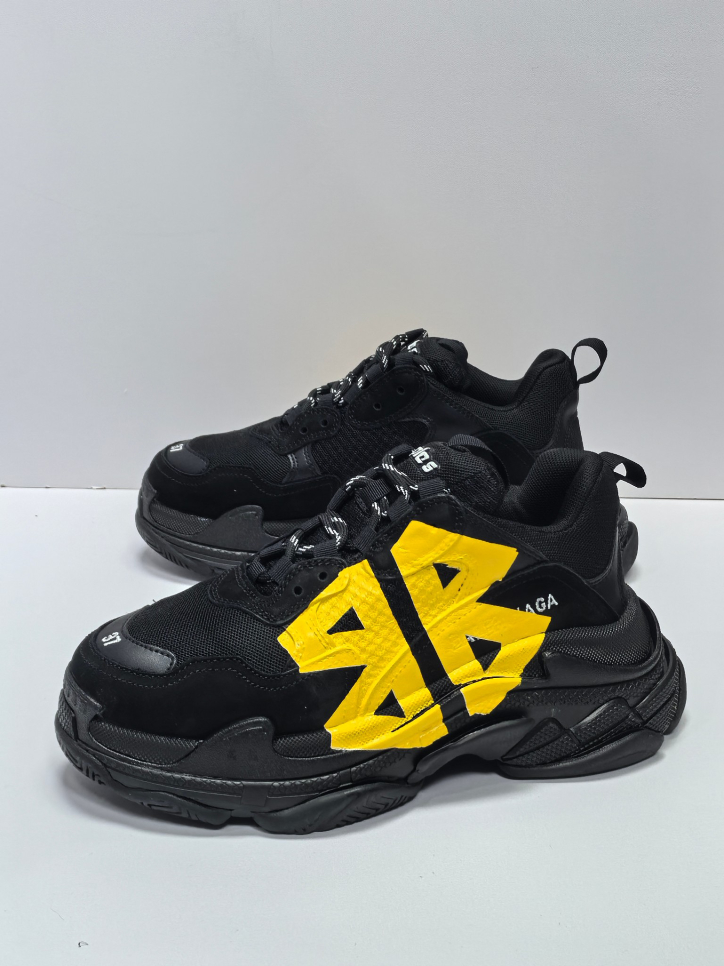 バレンシアガ「Balenciaga」Triple S Letter Graffiti 1.0 Sneakers-ISETAN PRESTIGE CURATED