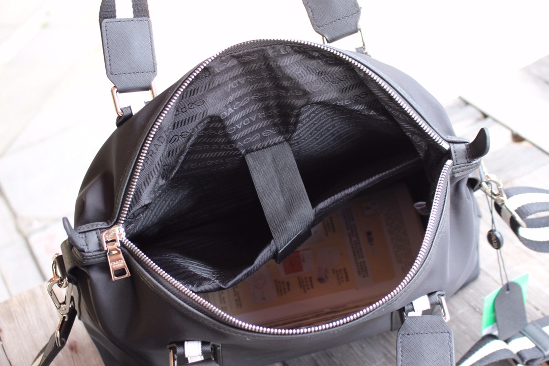 プラダ「Prada」 トラベルトートバッグ