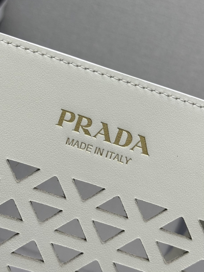 プラダ「Prada」ジオメトリックパンチトートバッグ