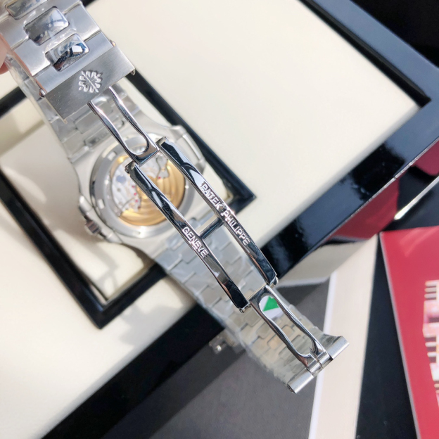 パテック フィリップ「Patek Philippe」ノーチラス 5711/1A 自動巻き腕時計 40mm「4色」