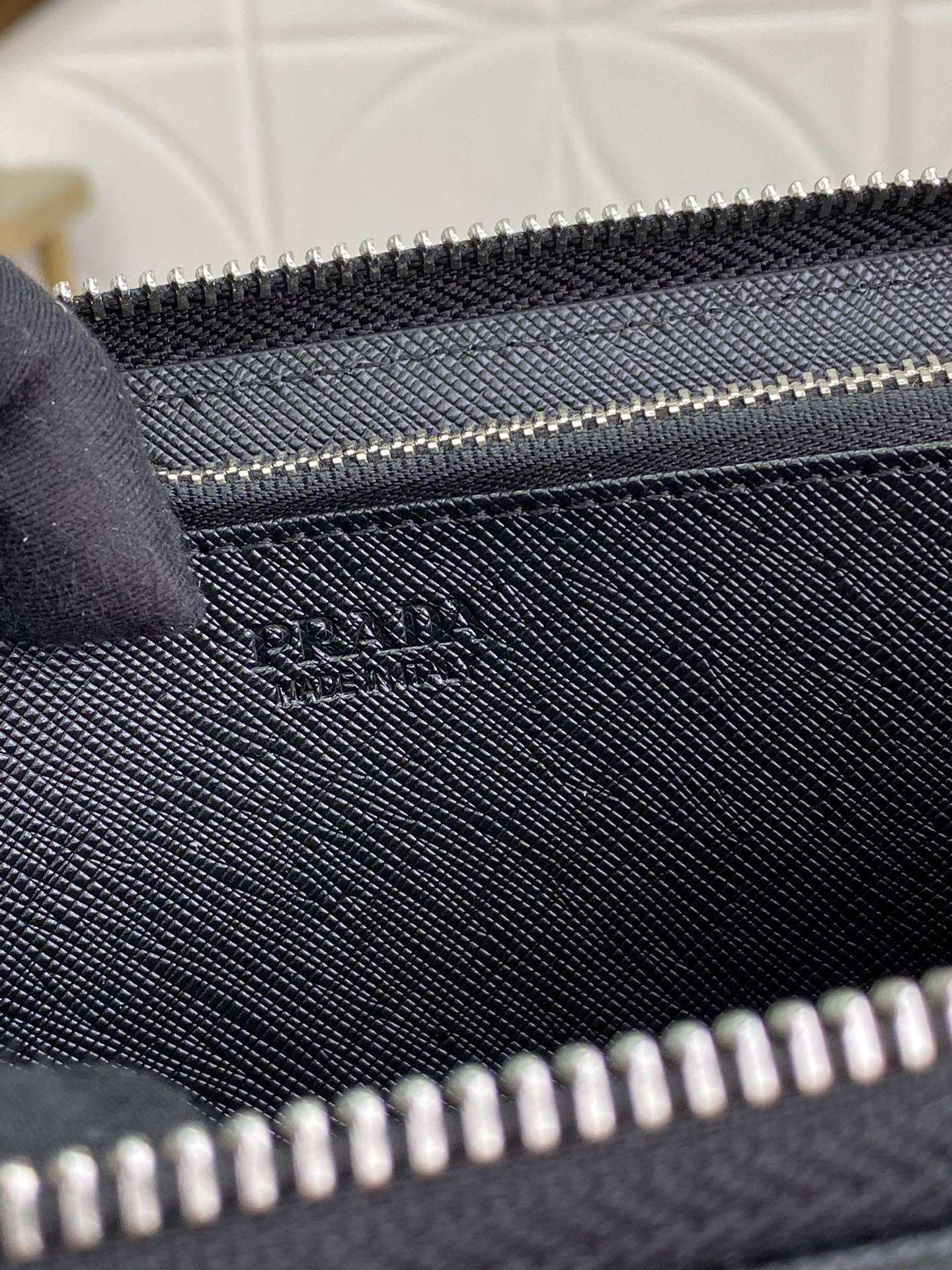 プラダ「PRADA」サフィアーノレザー 財布