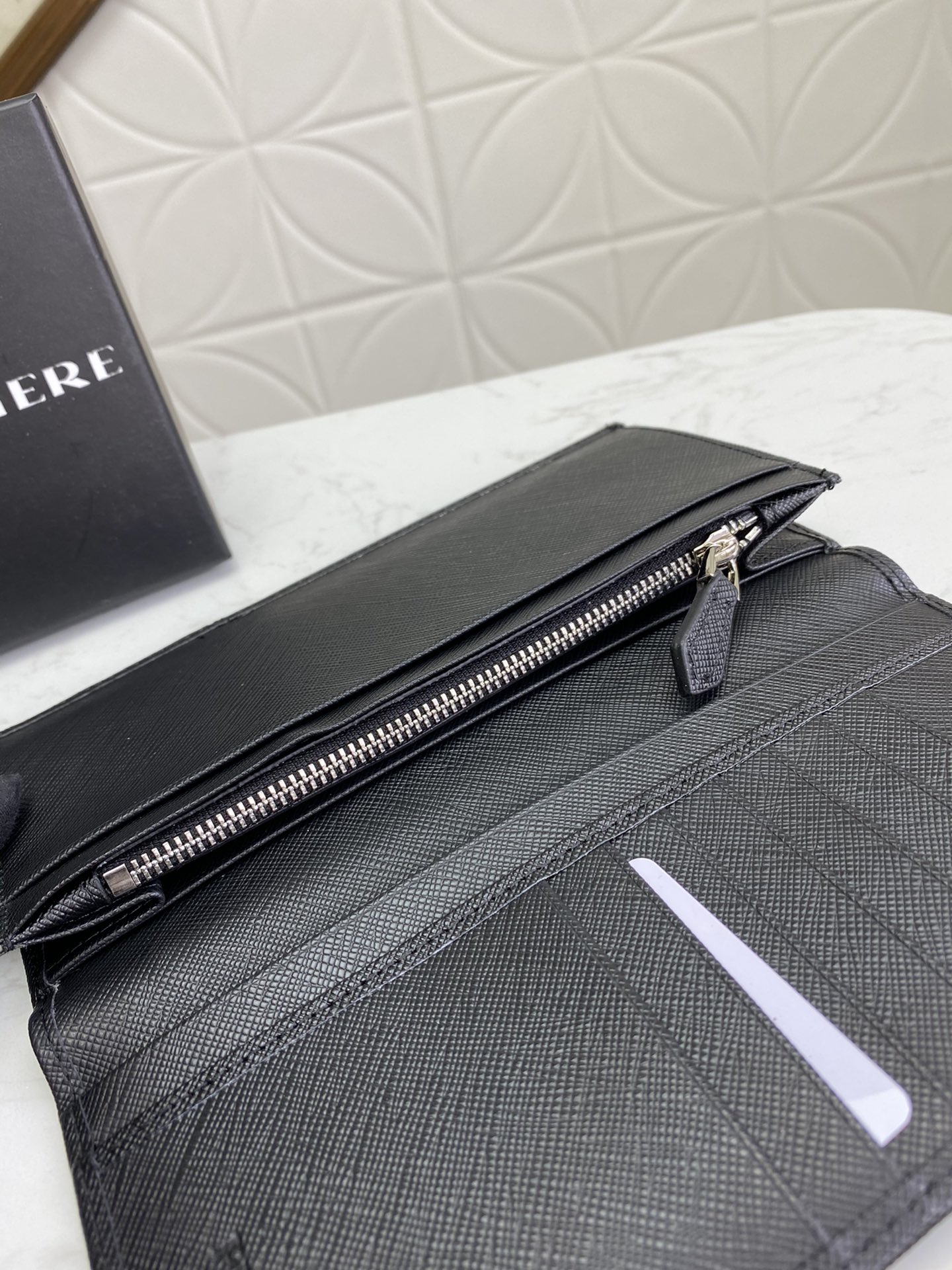 プラダ「PRADA」定番のスーツに二つ折り財布