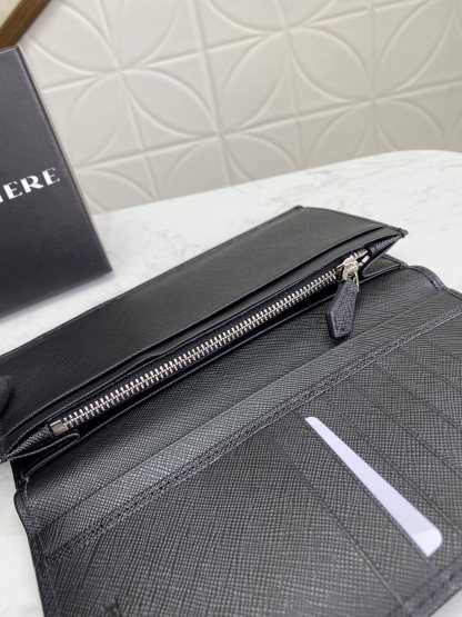 プラダ「PRADA」定番のスーツに二つ折り財布