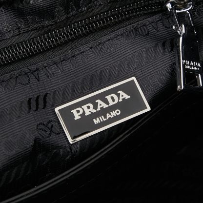 プラダ「Prada」リサイクルナイロン トートバッグ モデル ハンドバッグ