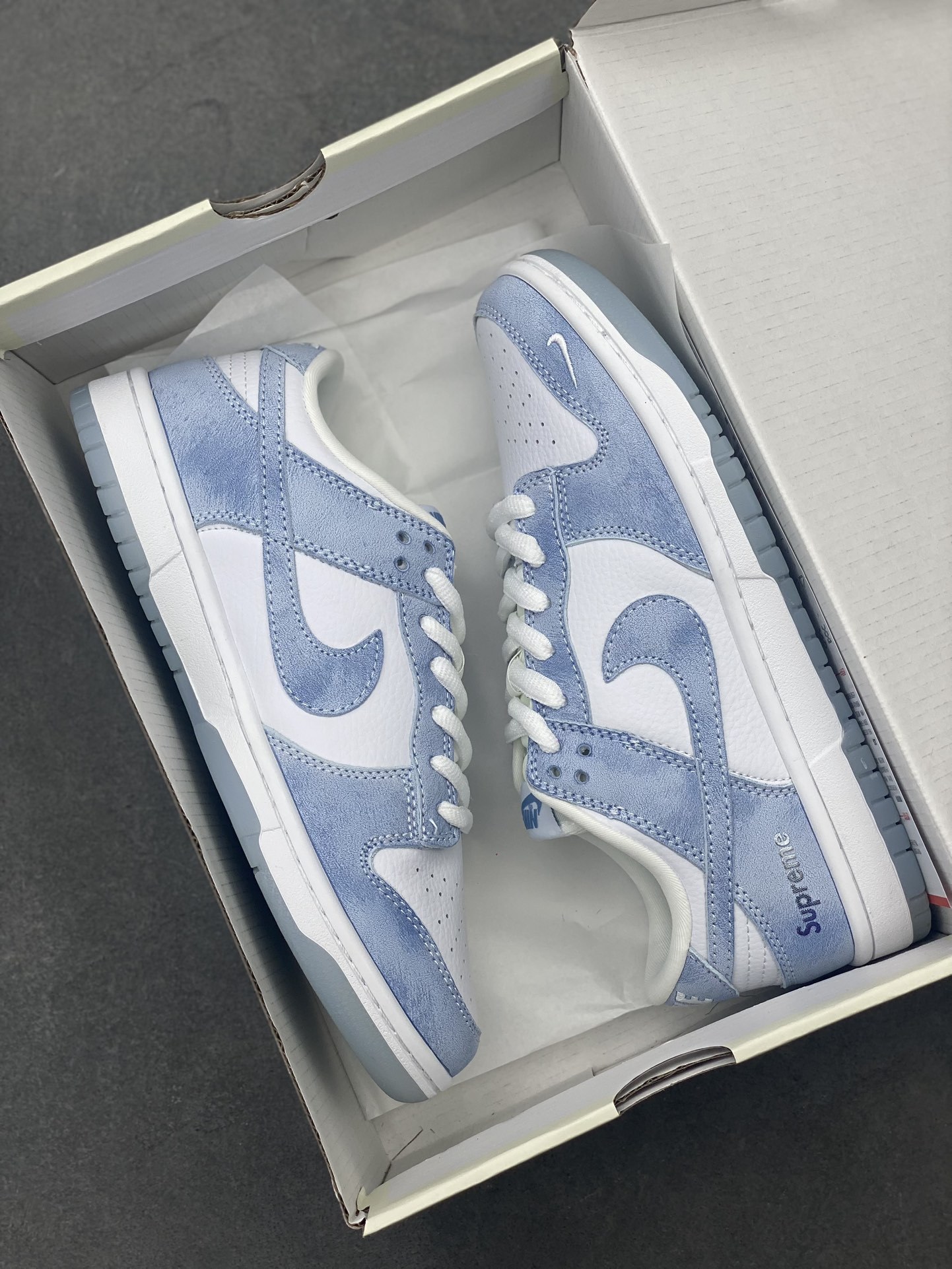 「コラボモデル」Supreme x Nike SB Dunk Low スニーカー