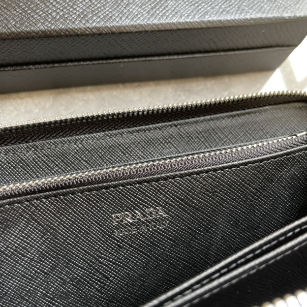 プラダ「PRADA」サフィアーノレザー 財布