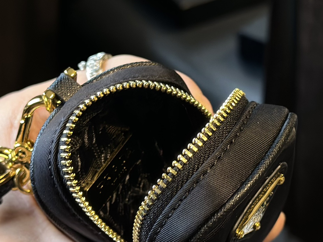 プラダ「Prada」トライアングルロゴ ミニコインケース