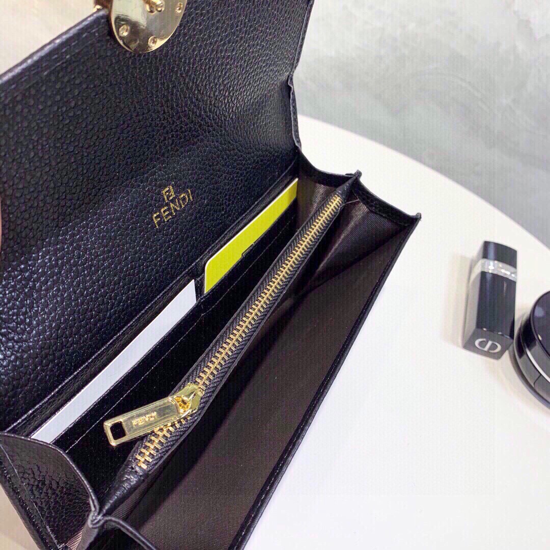フェンディ「Fendi」高級エンボス牛革の大きな イタリア製財布