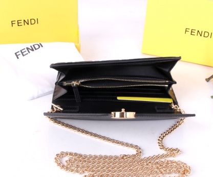 フェンディ「Fendi」高級エンボス牛革の大きな イタリア製財布
