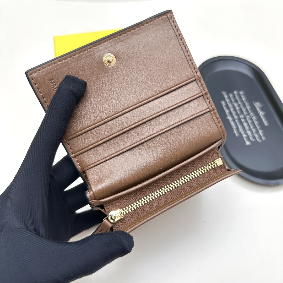 フェンディ「Fendi」高級エンボス牛革の大きな イタリア製財布