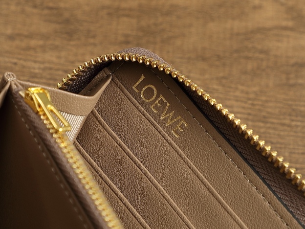 ロエベ「LOEWE」ジッパー付き財布 5色