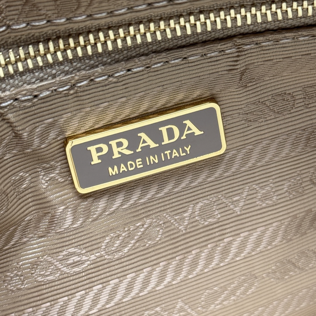 プラダ「Prada」リナイロン ムーンショルダーバッグ
