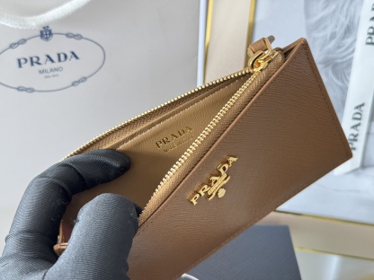 プラダ「Prada」サフィアーノ  カード&コインケース