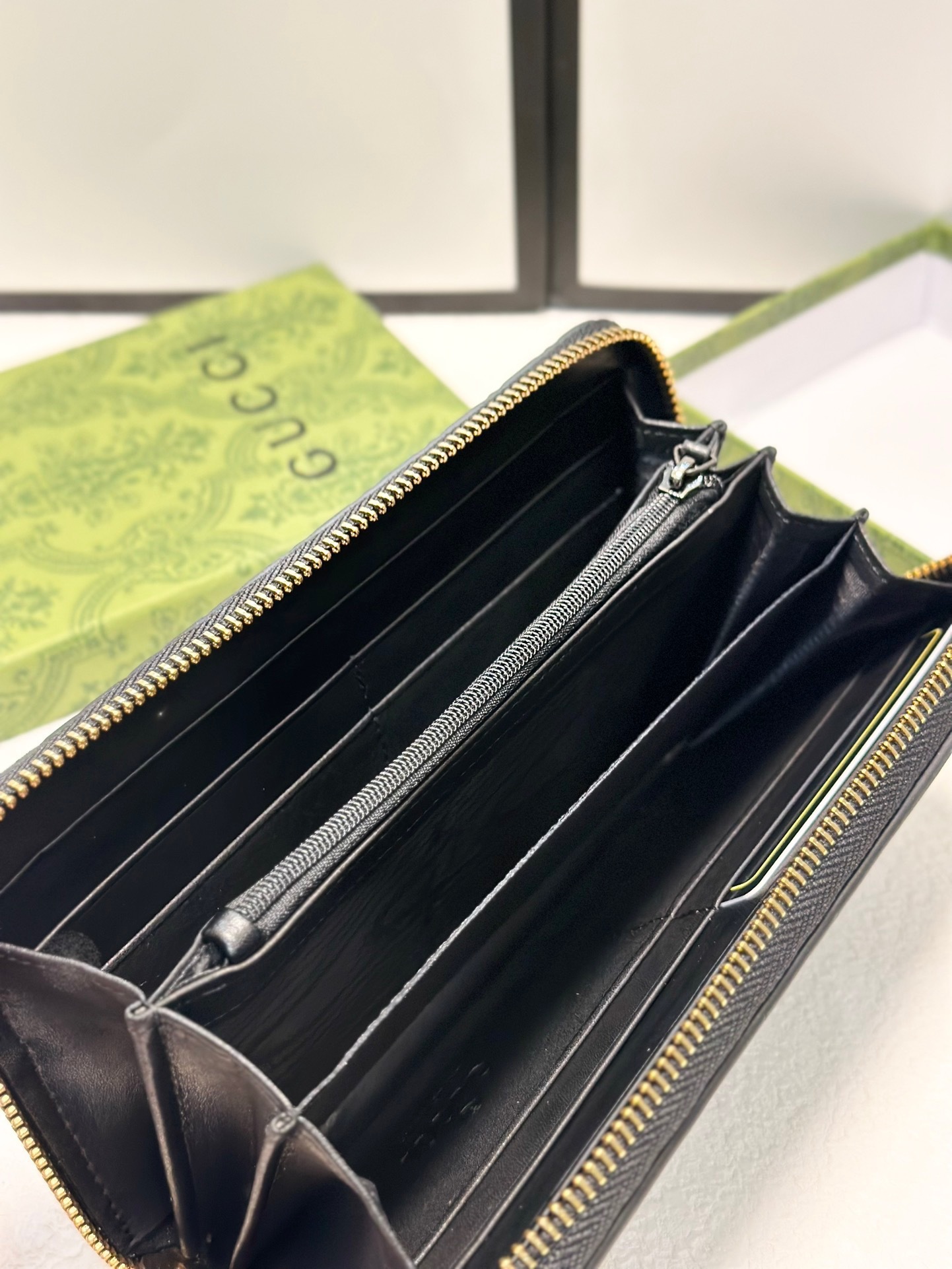 グッチ「Gucci」シグネチャー レザー ウェブ ジップアラウンドウォレット