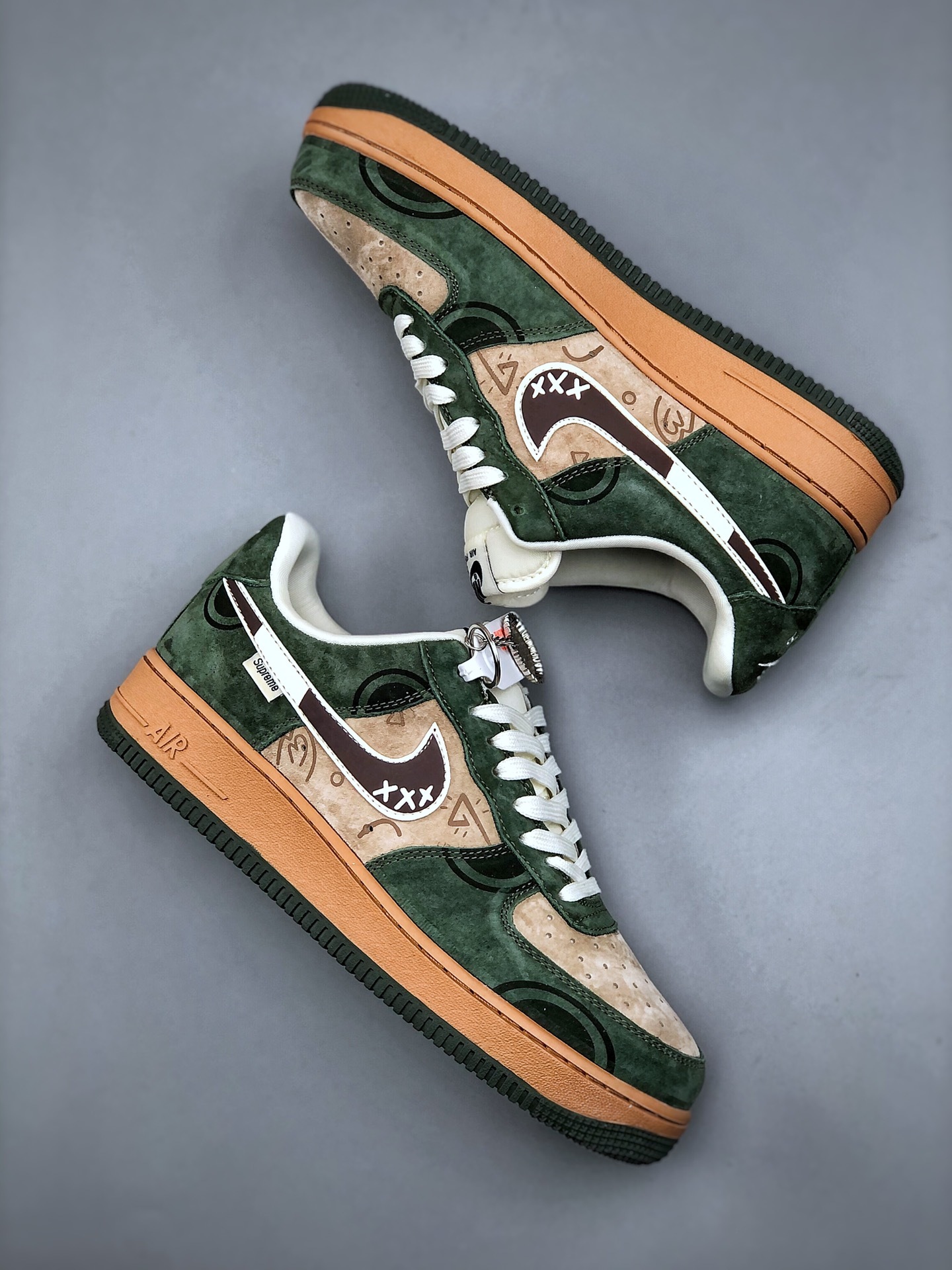 「コラボモデル」Supreme x Nike SB Dunk Low スニーカー