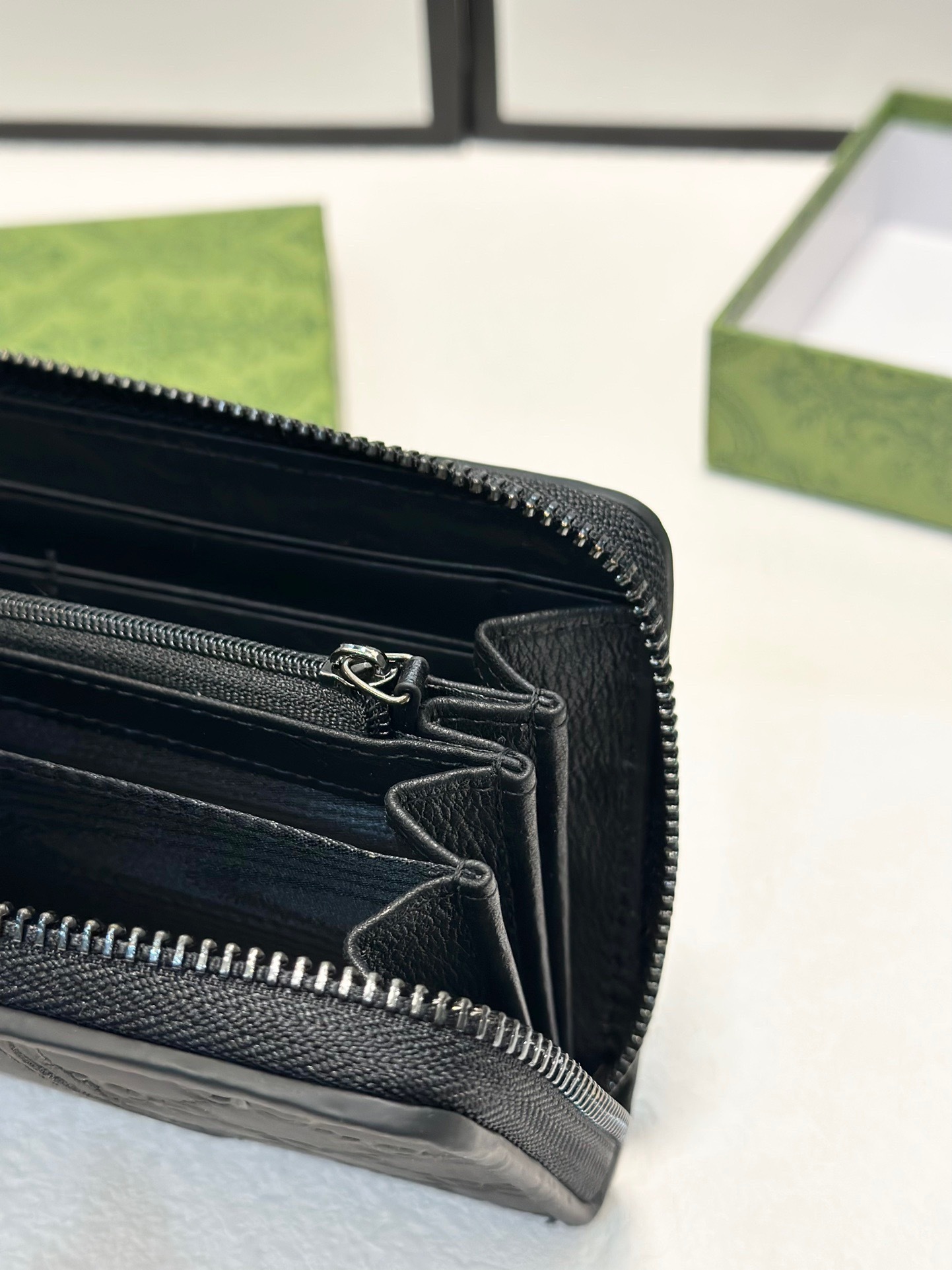 グッチ「Gucci」シグネチャー レザー ウェブ ジップアラウンドウォレット