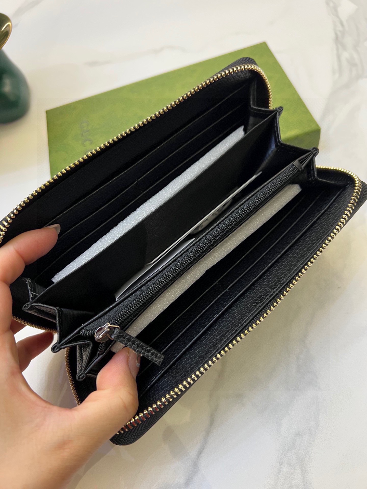 グッチ「Gucci」シグネチャー レザー ウェブ ジップアラウンドウォレット