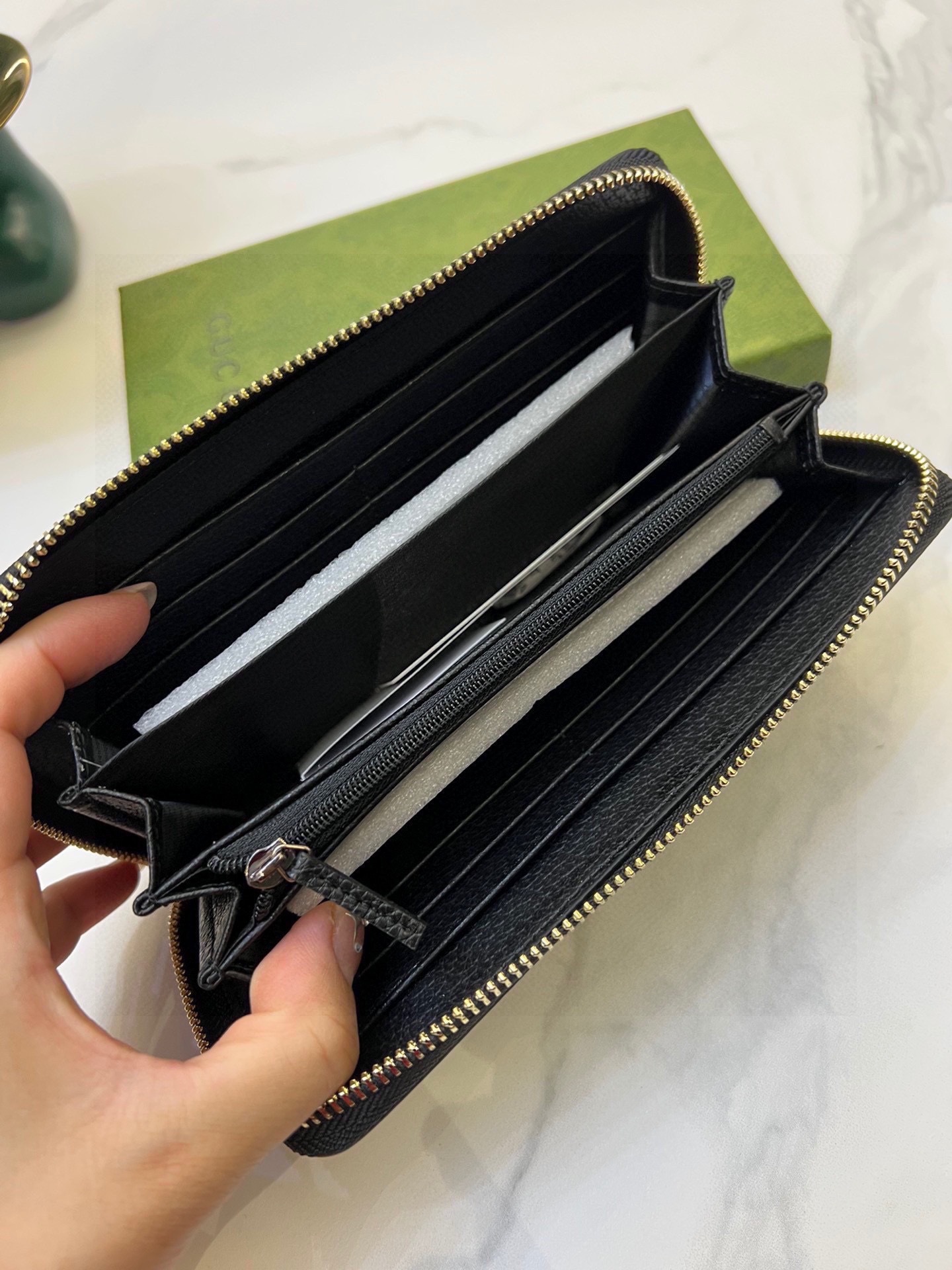 グッチ「Gucci」シグネチャー レザー ウェブ ジップアラウンドウォレット