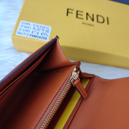 フェンディ「Fendi」高級エンボス牛革の大きな イタリア製財布
