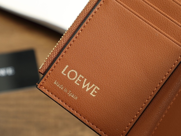 ロエベ「LOEWE」ぺブル バーティカル ウォレット スモール（シャイニーナパカーフ）