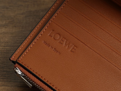 ロエベ「LOEWE」アナグラム トライフォールド ウォレット（ペブルグレインカーフ）